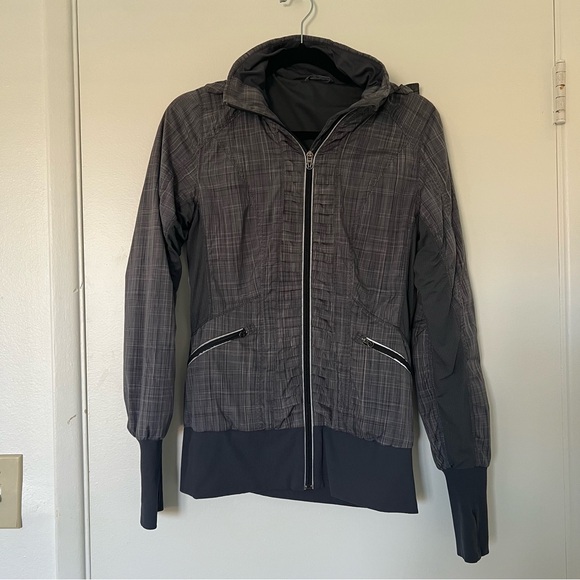 Lululemon Women’s Run Back On Track Jacket. Gray plaid. Size 4 - Picture 4 of 8